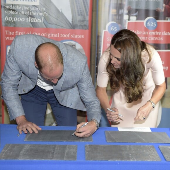 Le prince William et Kate Middleton, duc et duchesse de Cambridge, ont signé un morceau d'ardoise dans la cathédrale de Truro le 1er septembre 2016, lors de leur visite officielle en Cornouailles, pour soutenir la levée de fonds pour la réfection de la toiture de l'édifice.