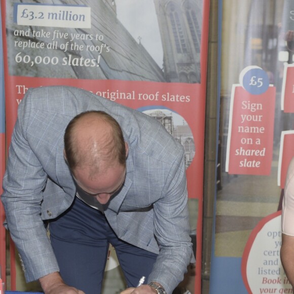 Le prince William et Kate Middleton, duc et duchesse de Cambridge, ont signé un morceau d'ardoise dans la cathédrale de Truro le 1er septembre 2016, lors de leur visite officielle en Cornouailles, pour soutenir la levée de fonds pour la réfection de la toiture de l'édifice.