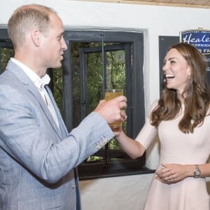 Le prince William et Kate Middleton ont trinqué (enfin, surtout monsieur !) aux 30 ans de la cidrerie Healey's Cornish Cider Farm à Penhallow le 1er septembre 2016 lors de leur visite en Cornouailles.