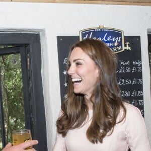 Le prince William et Kate Middleton ont trinqué (enfin, surtout monsieur !) aux 30 ans de la cidrerie Healey's Cornish Cider Farm à Penhallow le 1er septembre 2016 lors de leur visite en Cornouailles.