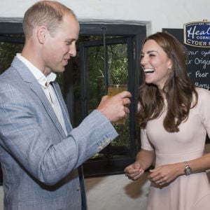 Le prince William et Kate Middleton ont trinqué (enfin, surtout monsieur !) aux 30 ans de la cidrerie Healey's Cornish Cider Farm à Penhallow le 1er septembre 2016 lors de leur visite en Cornouailles.