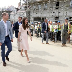 Le prince William et Kate Middleton, duc et duchesse de Cambridge, sur le chantier de nouvelles constructions immobilières dans le quartier de Newquay à Truro, le 1er septembre 2016, lors de leur visite officielle en Cornouailles. Le passage de la duchesse n'a pas laissé les ouvriers indifférents...