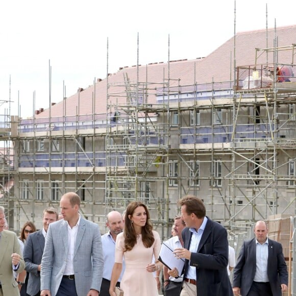 Le prince William et Kate Middleton, duc et duchesse de Cambridge, sur le chantier de nouvelles constructions immobilières dans le quartier de Newquay à Truro, le 1er septembre 2016, lors de leur visite officielle en Cornouailles. Le passage de la duchesse n'a pas laissé les ouvriers indifférents...