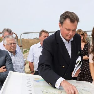 Le prince William et Kate Middleton, duc et duchesse de Cambridge, sur le chantier de nouvelles constructions immobilières dans le quartier de Newquay à Truro, le 1er septembre 2016, lors de leur visite officielle en Cornouailles. Le passage de la duchesse n'a pas laissé les ouvriers indifférents...