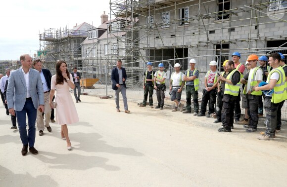 Le prince William et Kate Middleton, duc et duchesse de Cambridge, sur le chantier de nouvelles constructions immobilières dans le quartier de Newquay à Truro, le 1er septembre 2016, lors de leur visite officielle en Cornouailles. Le passage de la duchesse n'a pas laissé les ouvriers indifférents...