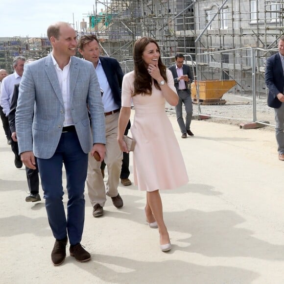 Le prince William et Kate Middleton, duc et duchesse de Cambridge, sur le chantier de nouvelles constructions immobilières dans le quartier de Newquay à Truro, le 1er septembre 2016, lors de leur visite officielle en Cornouailles. Le passage de la duchesse n'a pas laissé les ouvriers indifférents...