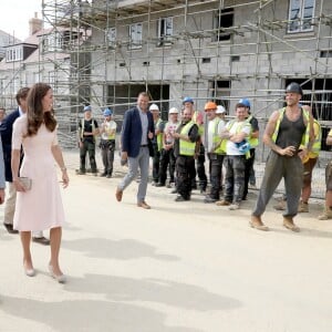 Le prince William et Kate Middleton, duc et duchesse de Cambridge, sur le chantier de nouvelles constructions immobilières dans le quartier de Newquay à Truro, le 1er septembre 2016, lors de leur visite officielle en Cornouailles. Le passage de la duchesse n'a pas laissé les ouvriers indifférents...