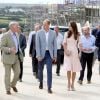 Le prince William et Kate Middleton, duc et duchesse de Cambridge, sur le chantier de nouvelles constructions immobilières dans le quartier de Newquay à Truro, le 1er septembre 2016, lors de leur visite officielle en Cornouailles. Le passage de la duchesse n'a pas laissé les ouvriers indifférents...