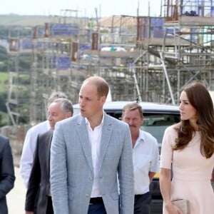 Le prince William et Kate Middleton, duc et duchesse de Cambridge, sur le chantier de nouvelles constructions immobilières dans le quartier de Newquay à Truro, le 1er septembre 2016, lors de leur visite officielle en Cornouailles. Le passage de la duchesse n'a pas laissé les ouvriers indifférents...