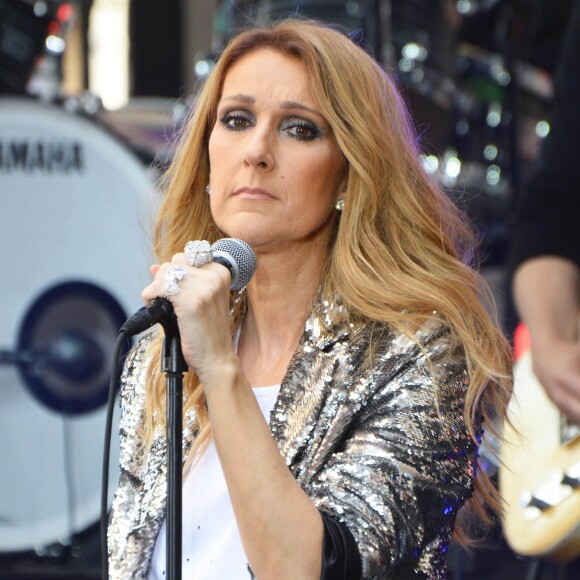 Céline Dion donne un concert lors de sa participation à l'émission "Today" de la chaîne NBC au Rockefeller Plaza à New York, le 22 juillet 2016.
