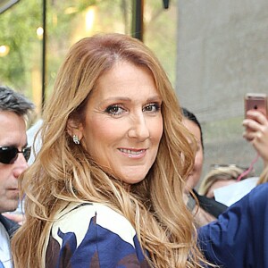 Céline Dion pose pour les photographes lorsqu'elle sort des studios de la NBC à New York. Le 21 juillet 2016