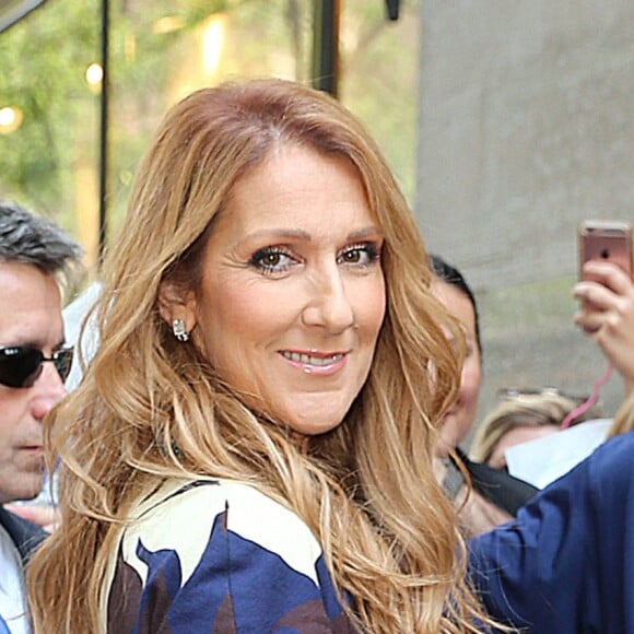 Céline Dion pose pour les photographes lorsqu'elle sort des studios de la NBC à New York. Le 21 juillet 2016