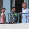 Exclusif - Britney Spears et ses fils Sean et Jaden lancent des avions en papier depuis le balcon de leur hôtel lors de leurs vacances à Hawaii, le 7 août 2016.