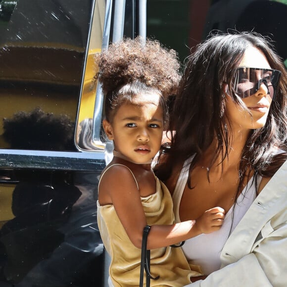 Kim Kardashian se promène avec sa fille North West à New York le 2 septembre 2016.