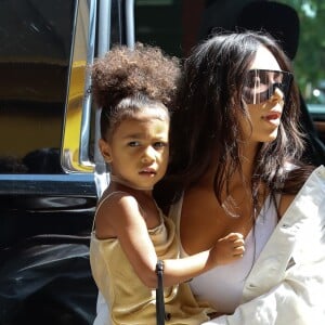 Kim Kardashian se promène avec sa fille North West à New York le 2 septembre 2016.