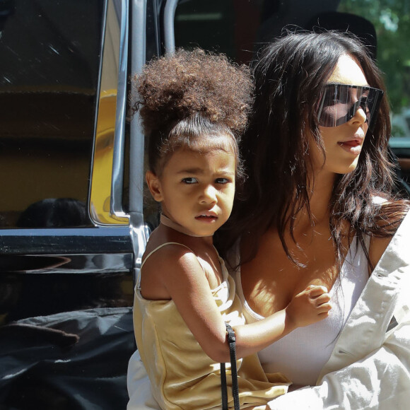 Kim Kardashian se promène avec sa fille North West à New York le 2 septembre 2016.