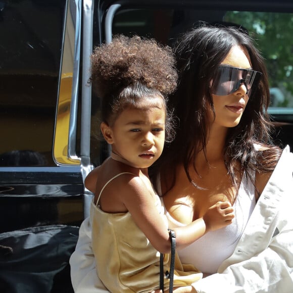 Kim Kardashian se promène avec sa fille North West à New York le 2 septembre 2016.