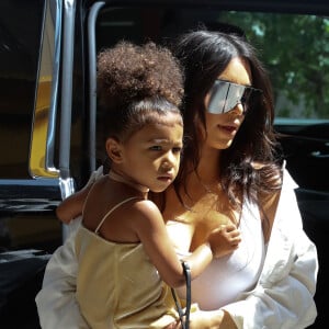 Kim Kardashian se promène avec sa fille North West à New York le 2 septembre 2016.