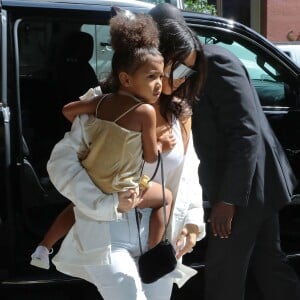 Kim Kardashian se promène avec sa fille North West à New York le 2 septembre 2016.