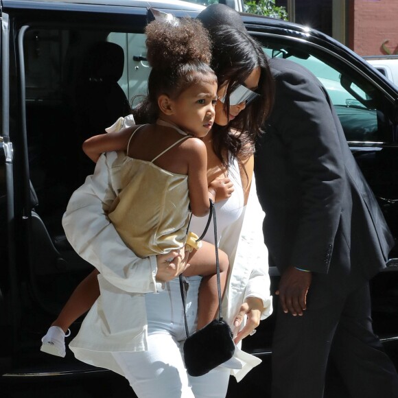 Kim Kardashian se promène avec sa fille North West à New York le 2 septembre 2016.