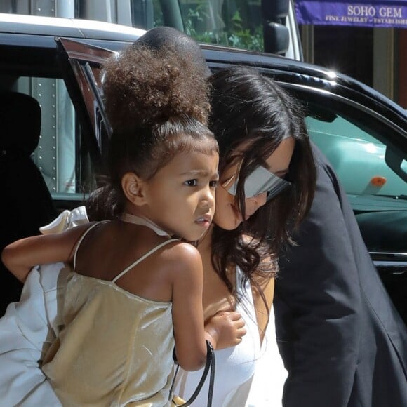 Kim Kardashian se promène avec sa fille North West à New York le 2 septembre 2016.