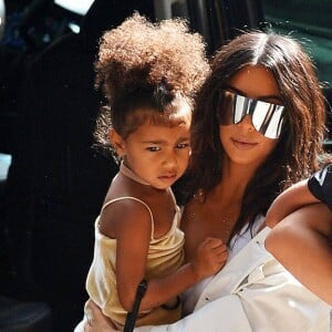 Kim Kardashian se promène avec sa fille North West à New York le 2 septembre 2016.