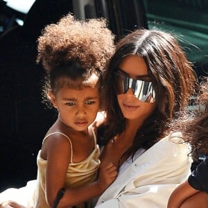 Kim Kardashian se promène avec sa fille North West à New York le 2 septembre 2016.