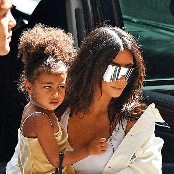 Kim Kardashian se promène avec sa fille North West à New York le 2 septembre 2016.