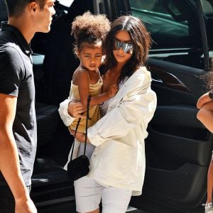 Kim Kardashian se promène avec sa fille North West à New York le 2 septembre 2016.