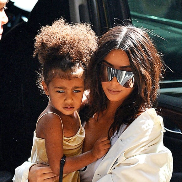 Kim Kardashian se promène avec sa fille North West à New York le 2 septembre 2016.