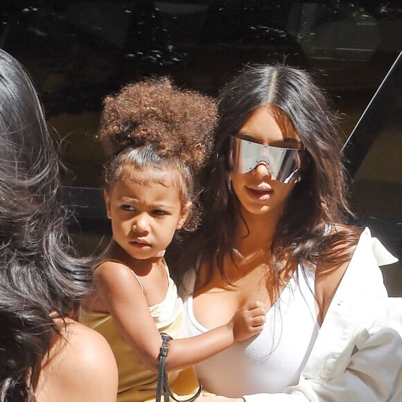 Kim Kardashian et sa fille North West sont allées déjeuner avec Tracy Romulus et sa fille à New York, le 2 septembre 2016