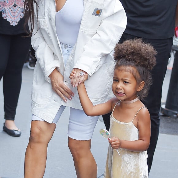 Kim Kardashian et sa fille North West sont allées déjeuner avec Tracy Romulus et sa fille à New York, le 2 septembre 2016