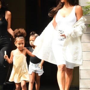 Kim Kardashian et sa fille North West sont allées déjeuner avec Tracy Romulus et sa fille à New York, le 2 septembre 2016