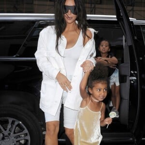 Kim Kardashian et sa fille North West sont allées déjeuner avec Tracy Romulus et sa fille à New York, le 2 septembre 2016