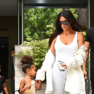 Kim Kardashian et sa fille North West sont allées déjeuner avec Tracy Romulus et sa fille à New York, le 2 septembre 2016
