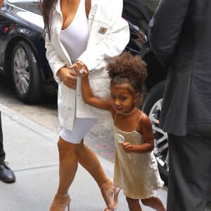 Kim Kardashian et sa fille North West sont allées déjeuner avec Tracy Romulus et sa fille à New York, le 2 septembre 2016