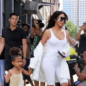 Kim Kardashian et sa fille North West sont allées déjeuner avec Tracy Romulus et sa fille à New York, le 2 septembre 2016