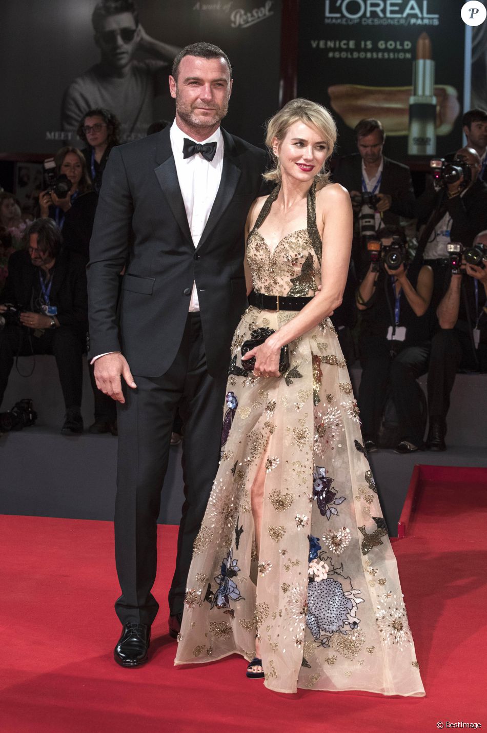 Liev Schreiber Et Sa Nouvelle Compagne Liev Schreiber et sa compagne Naomi Watts lors de la première du film