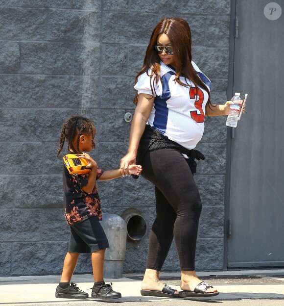 Exclusif - Blac Chyna (enceinte), la compagne de Rob Kardashian, et son fils King Cairo à Los Angeles le 25 août 2016.