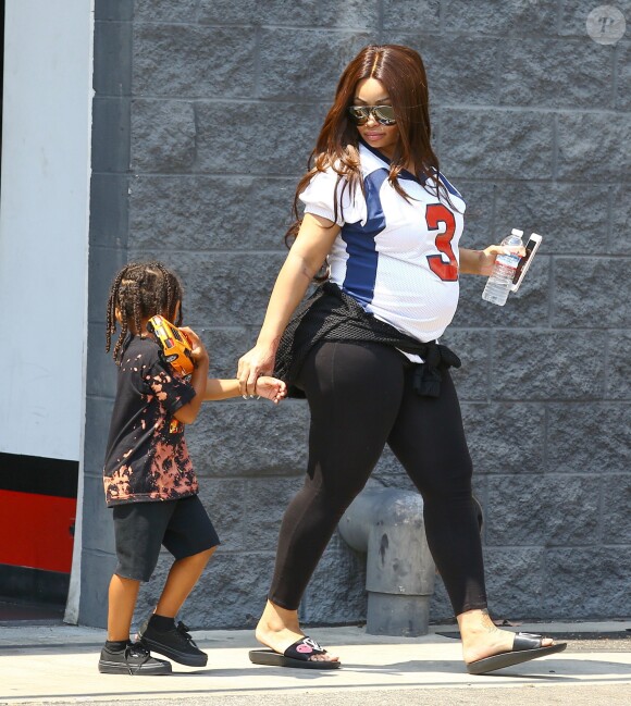 Exclusif - Blac Chyna (enceinte), la compagne de Rob Kardashian, et son fils King Cairo à Los Angeles le 25 août 2016.