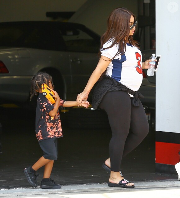 Exclusif - Blac Chyna (enceinte), la compagne de Rob Kardashian, et son fils King Cairo à Los Angeles le 25 août 2016.