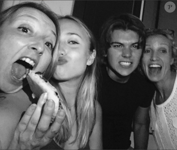 Audrey Lamy, Chloé Jouannet, Zacharie Chasseriaud et Alexandra Lamy posent en famille sur Instagram - 2 septembre 2016