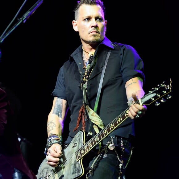 Johnny Depp en concert avec Alice Cooper avec son groupe The Hollywood Vampires Coney Island, le 10 juillet 2016.