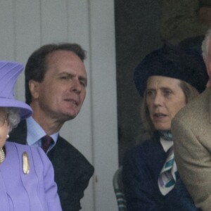 La reine Elizabeth II et le prince Charles lors des Jeux des Highlands de Braemar, en Ecosse, le 3 septembre 2016.