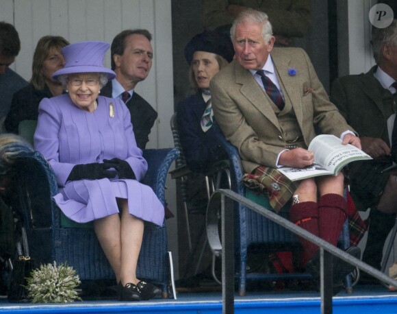 La reine Elizabeth II et le prince Charles lors des Jeux des Highlands de Braemar, en Ecosse, le 3 septembre 2016.
