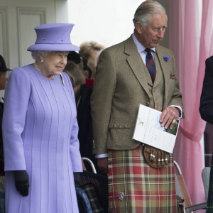 La reine Elizabeth II et le prince Charles lors des Jeux des Highlands de Braemar, en Ecosse, le 3 septembre 2016.