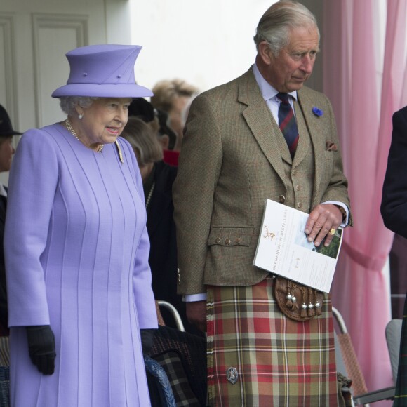 La reine Elizabeth II et le prince Charles lors des Jeux des Highlands de Braemar, en Ecosse, le 3 septembre 2016.