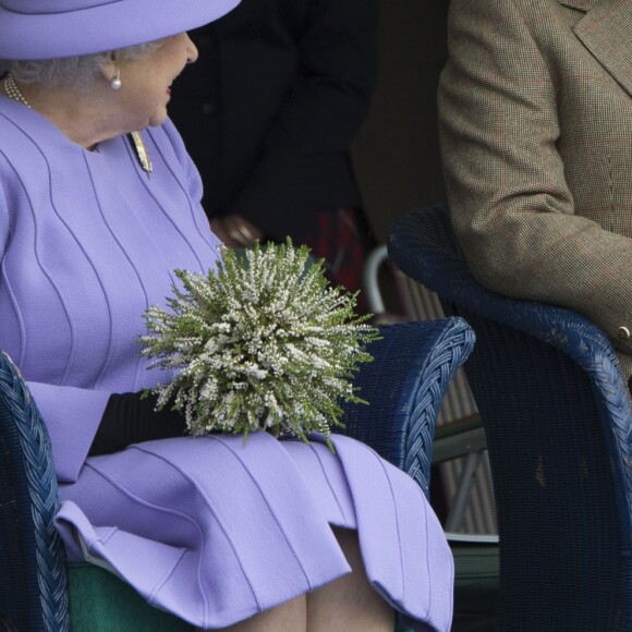 La reine Elizabeth II et le prince Charles lors des Jeux des Highlands de Braemar, en Ecosse, le 3 septembre 2016.