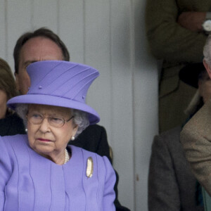 La reine Elizabeth II et le prince Charles lors des Jeux des Highlands de Braemar, en Ecosse, le 3 septembre 2016.
