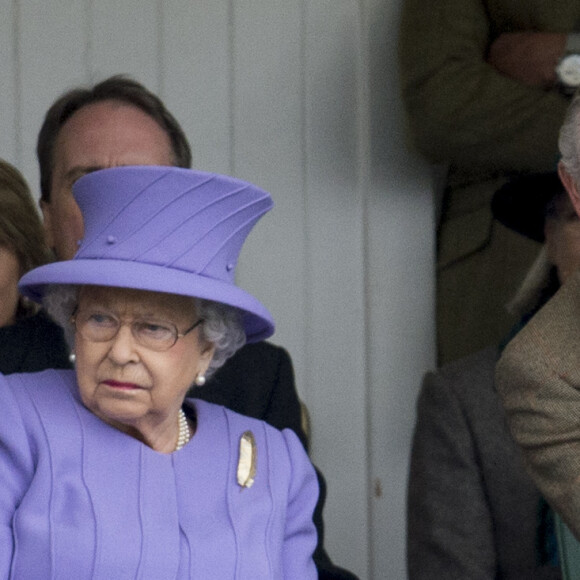 La reine Elizabeth II et le prince Charles lors des Jeux des Highlands de Braemar, en Ecosse, le 3 septembre 2016.